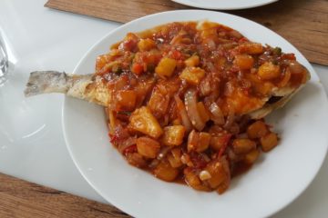 Een hele gefrituurde vis in Thaise style in een zoet, zure en pittige saus.
