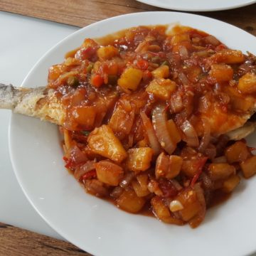 Een hele gefrituurde vis in Thaise style in een zoet, zure en pittige saus.