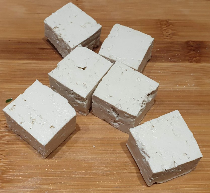 in blokken gesneden tofu