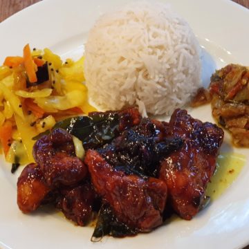 bord ayam kicap met kubis en rijst