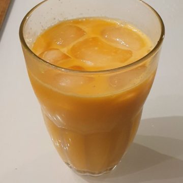 Een glas zelfgemaakte susu lobak wortel melk