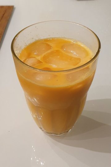 Een glas zelfgemaakte susu lobak wortel melk